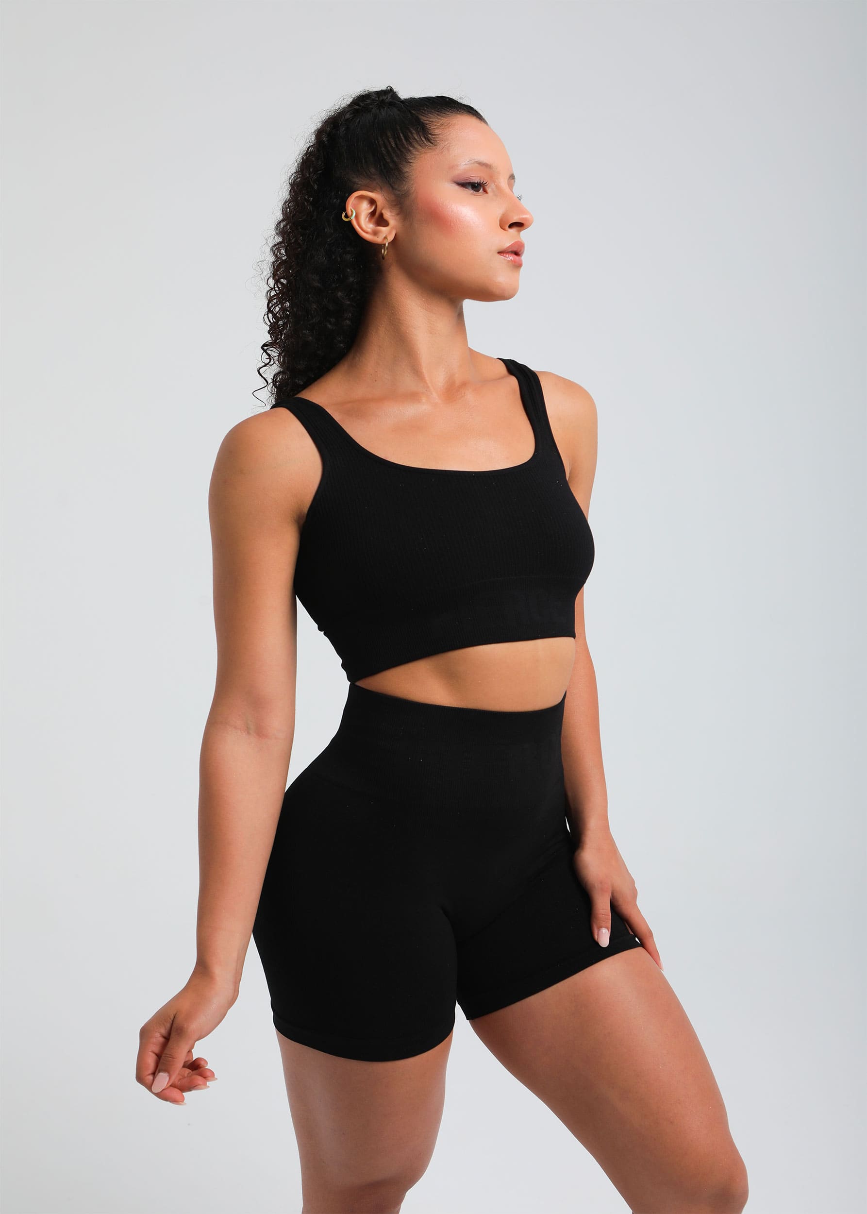 Ribbed seamless support bra in graphite black with wide straps
